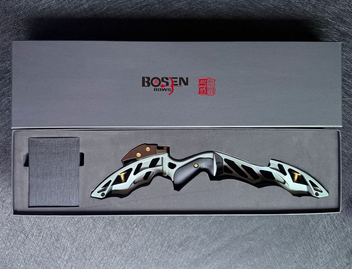 Saber-Mittelteil in der maßgefertigten BOSEN-Geschenkbox